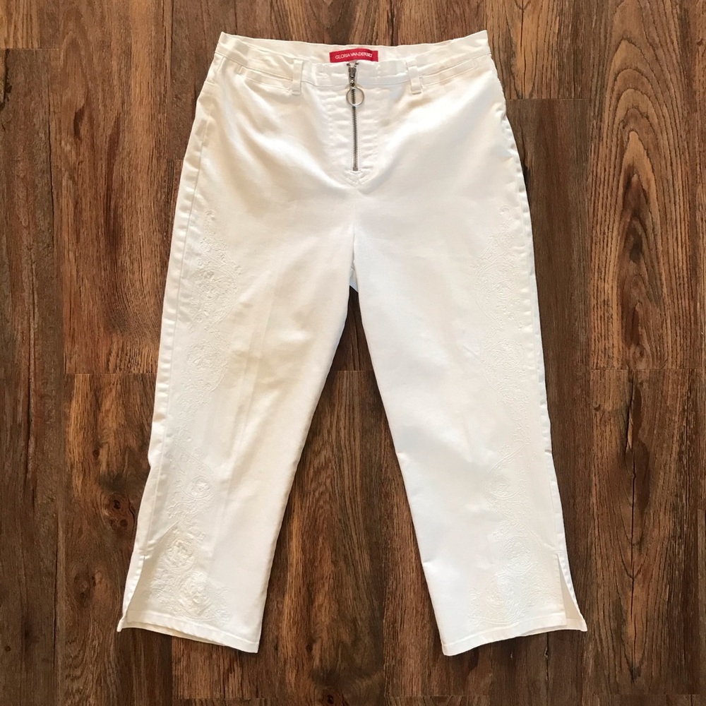 Gloria Vanderbilt embroidered crop pants- Size 8